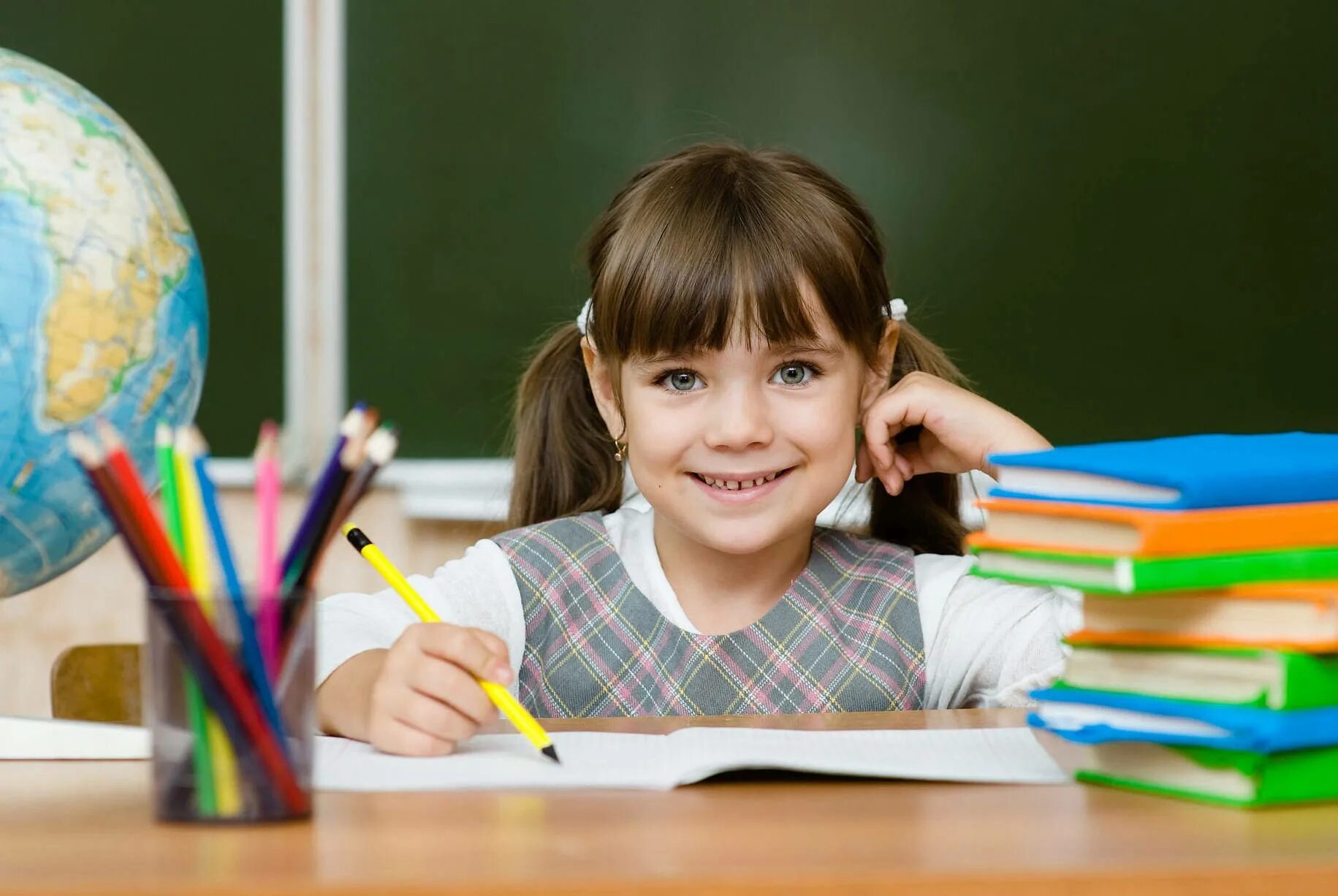 старшие дошкольники. подготовка первоклассника к школе. подготовка ребенка к школе. дети в школе за партой. будущие первоклассники.