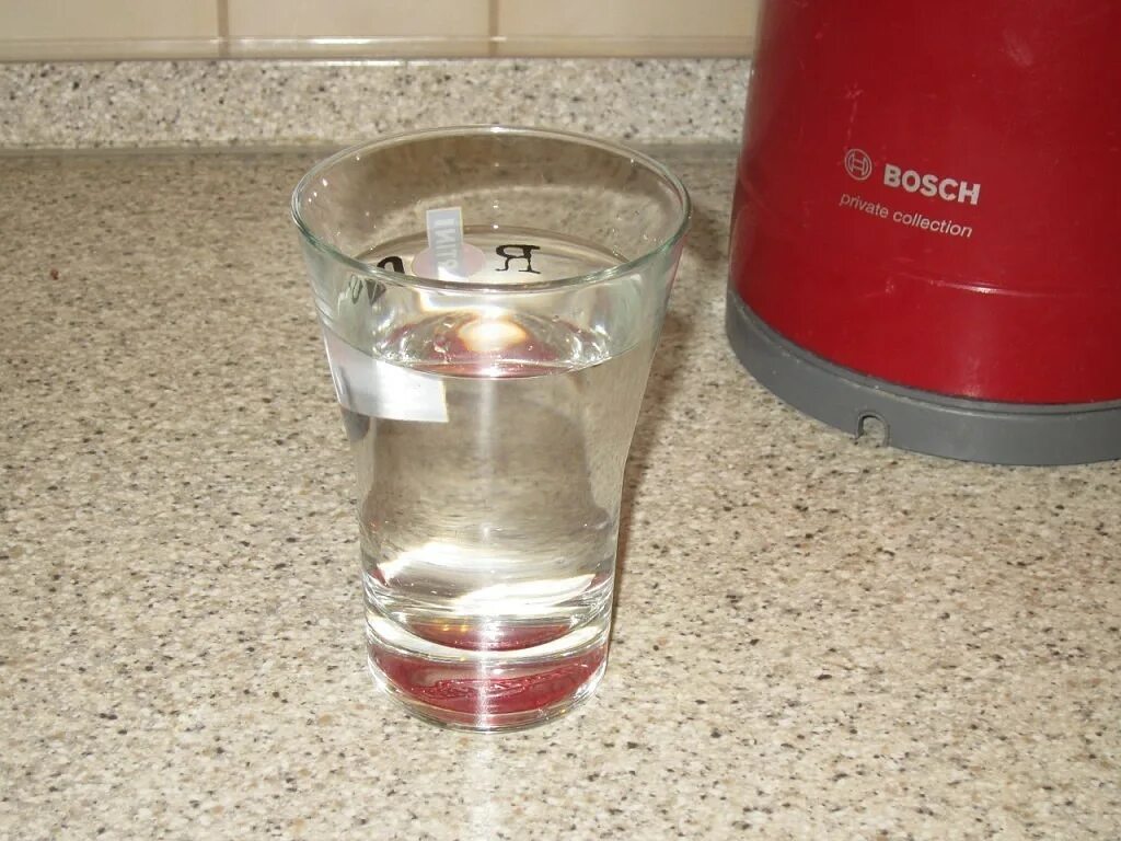 И горячую воду 1 стакан. Горячая вода в стакане. Стаканы для домашний. Стакан теплой воды. Вода домашний стакан.