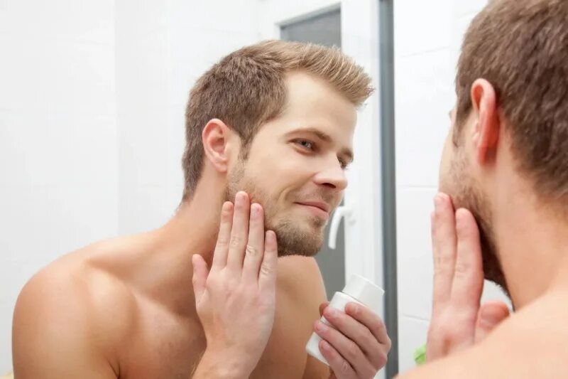 После ухода времени. Мужчина после бритья. Мужчина бреется. Мужское лицо. Бритья для мужчин.