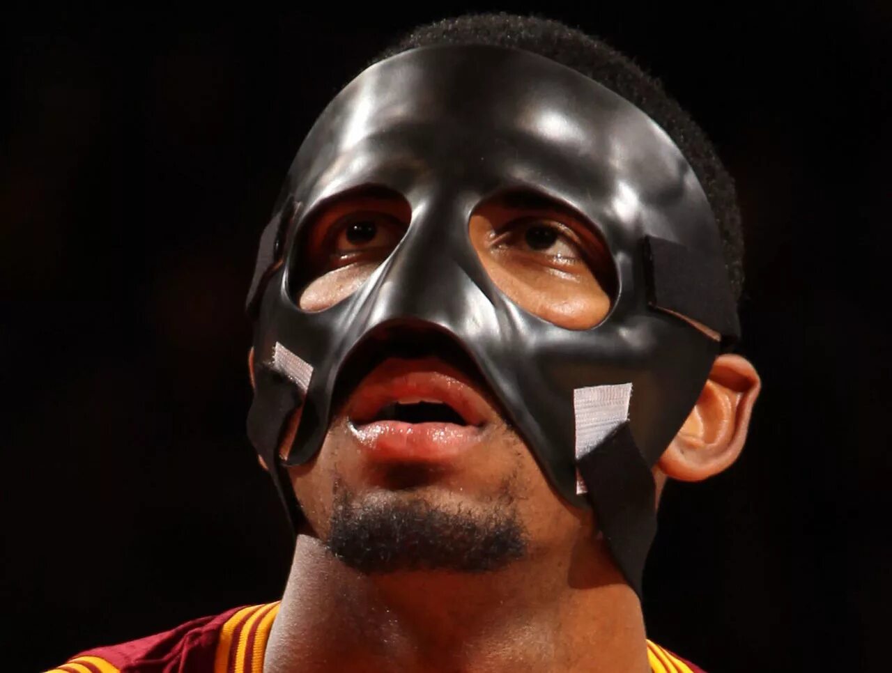 Кайри в маске. Ирвинг в маске. Кайри Ирвинг в защитной маске. Маски в НБА.