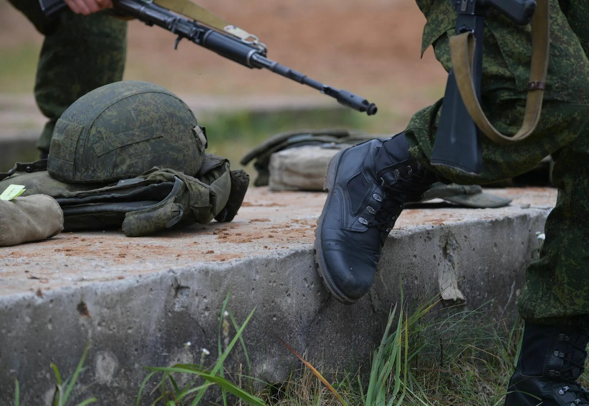 Военная экипировка. Военное снаряжение и экипировка. Снаряжение для войны. На передовой.