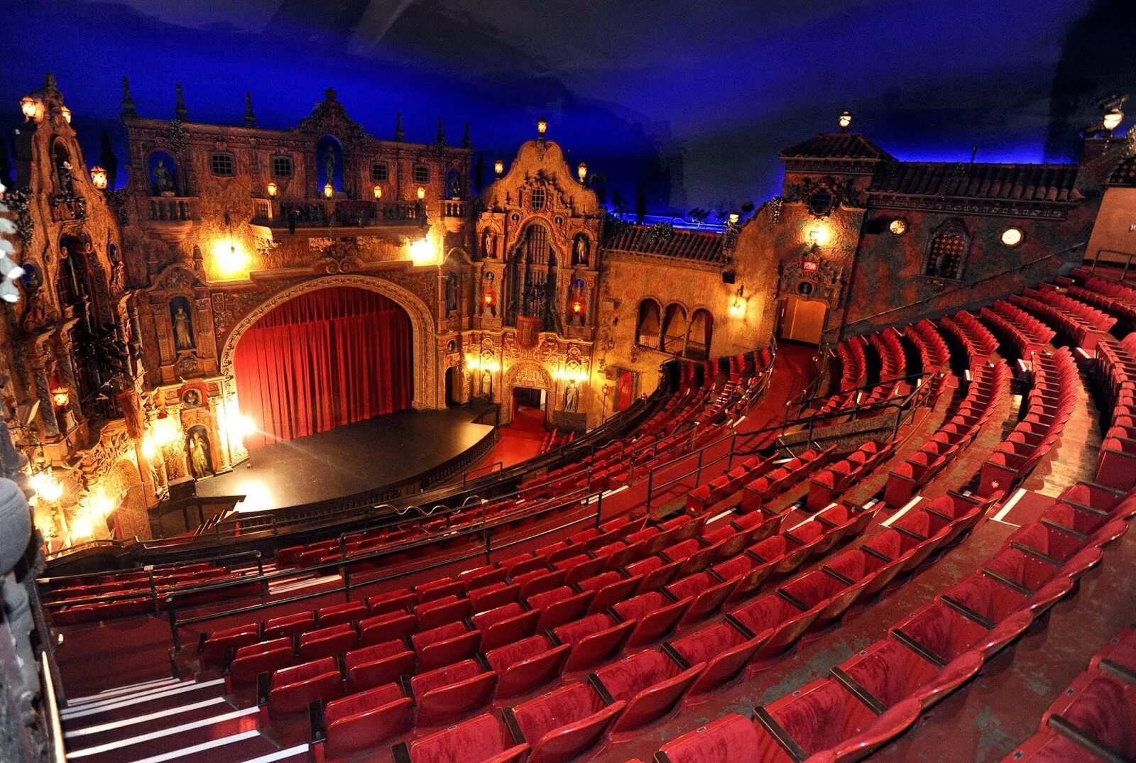 Сцена театра. Театральная сцена. Tampa Theatre.