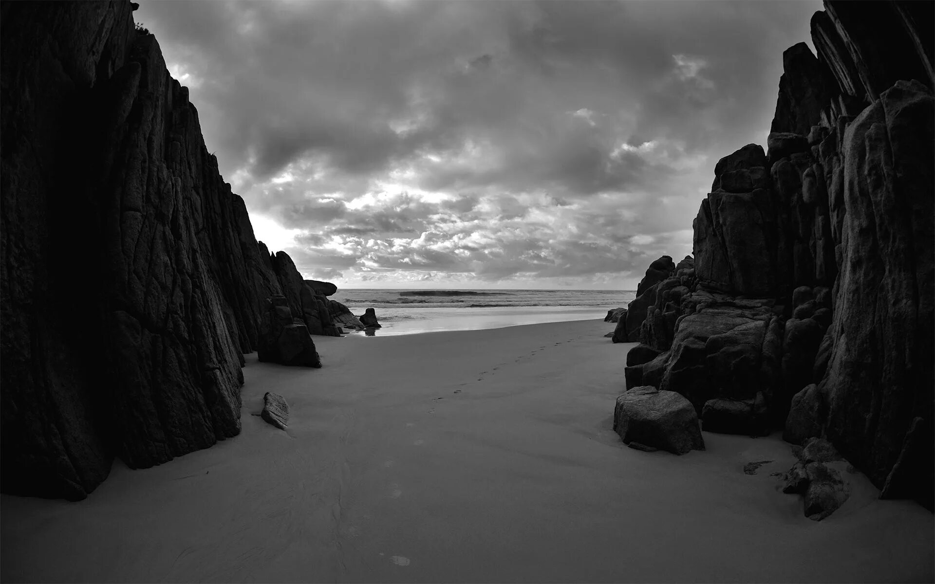 Включи dark beach. Черная cкала. Пейзаж. Темные скалы. Мрачный пляж.