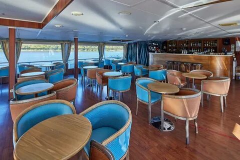Компанией круиз на теплоход
