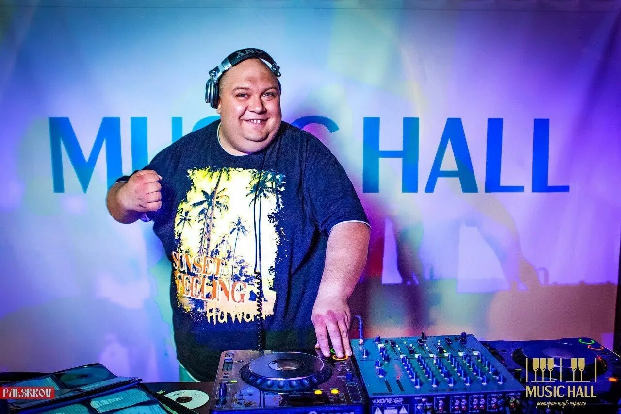 Диджей медведь москва ресторан. Dj bore. Dj born. Dj bore. Winona lofi dj boring.