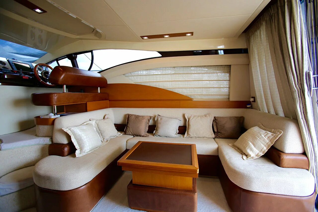 Азимут дизеля. Азимут 43 яхта 2008 г. azimut 39. штурвал в моторной яхте. штурвал azimut.