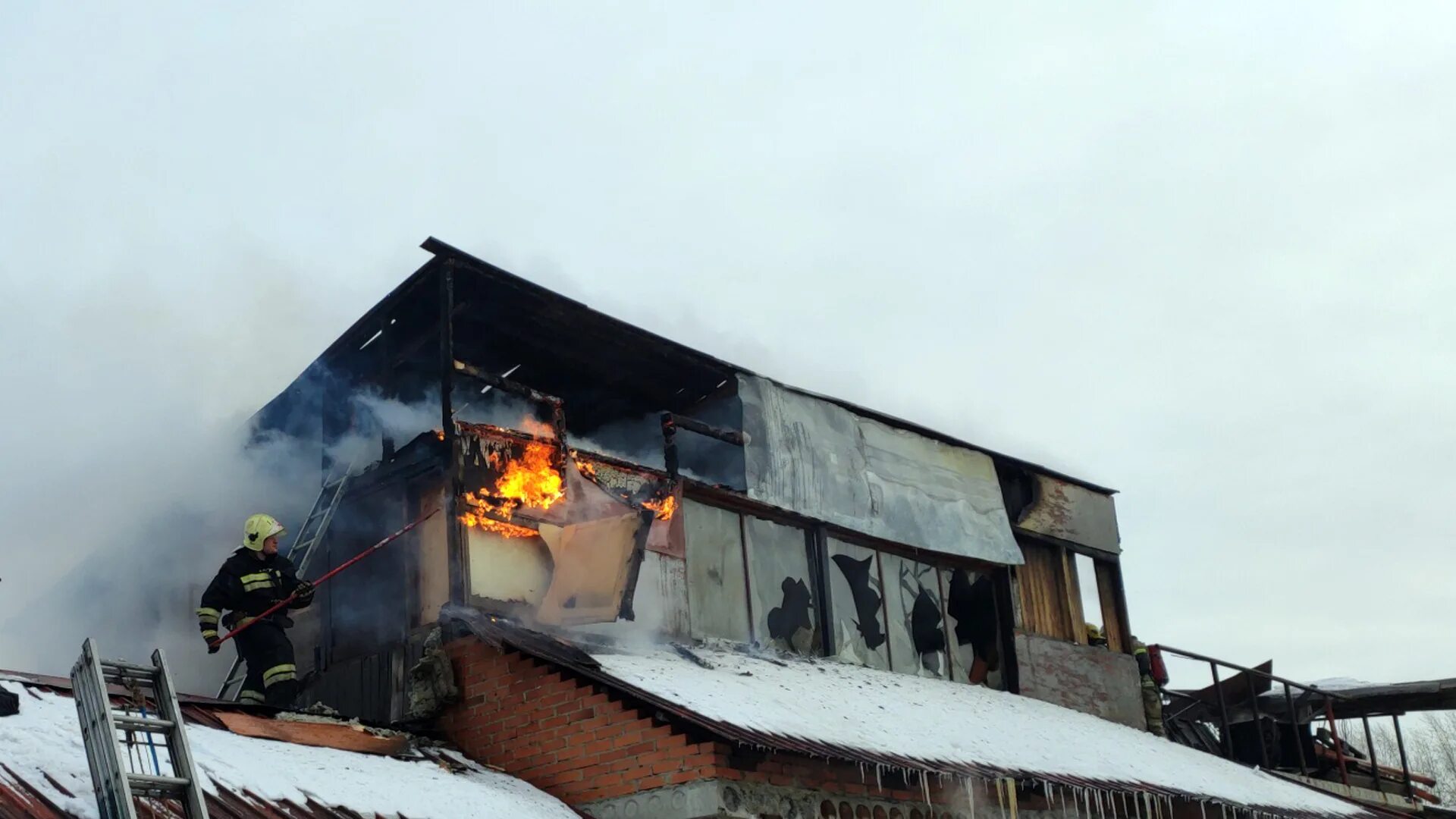 Пожары в пожарных депо. Пожар в Северске. Пожар в гараже. Пожар в депо. Пожарные на пожаре Северск.