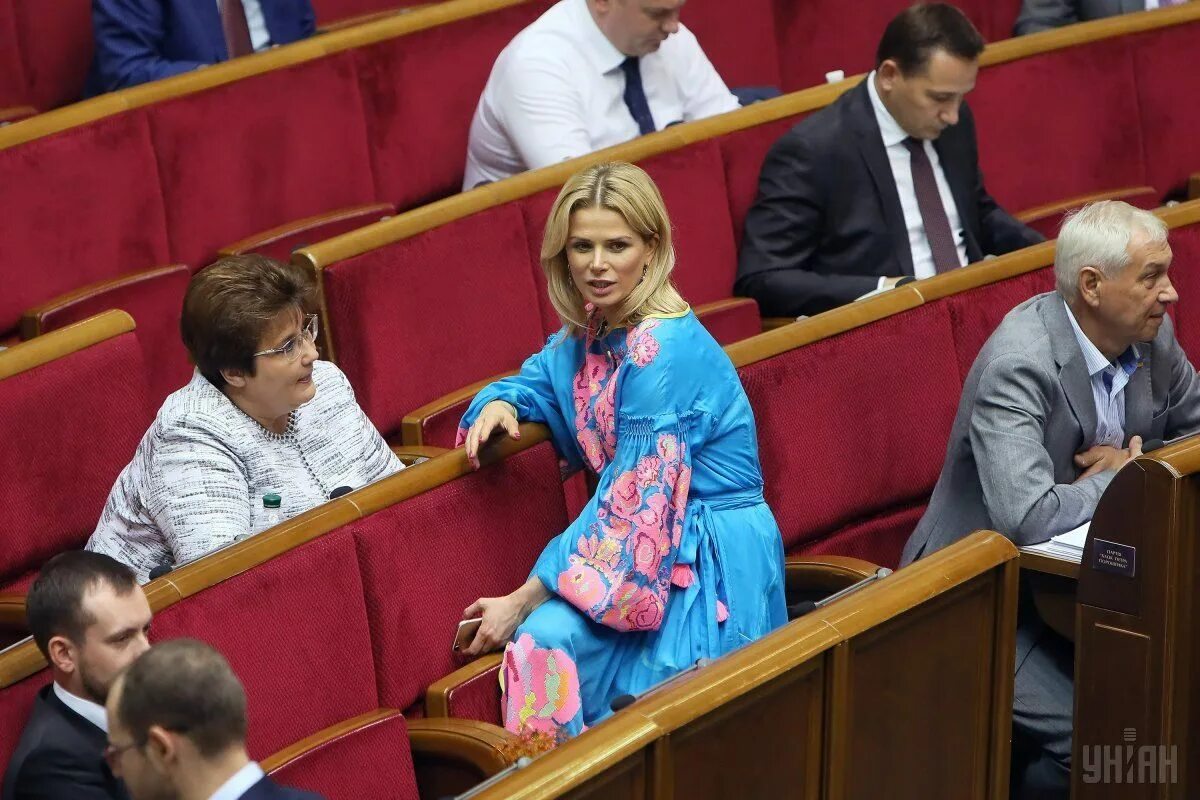 Депутаты рады обсуждают. Украинские депутаты женщины. депутат рады. женщины в думе украинской. красивые депутаты женщины.