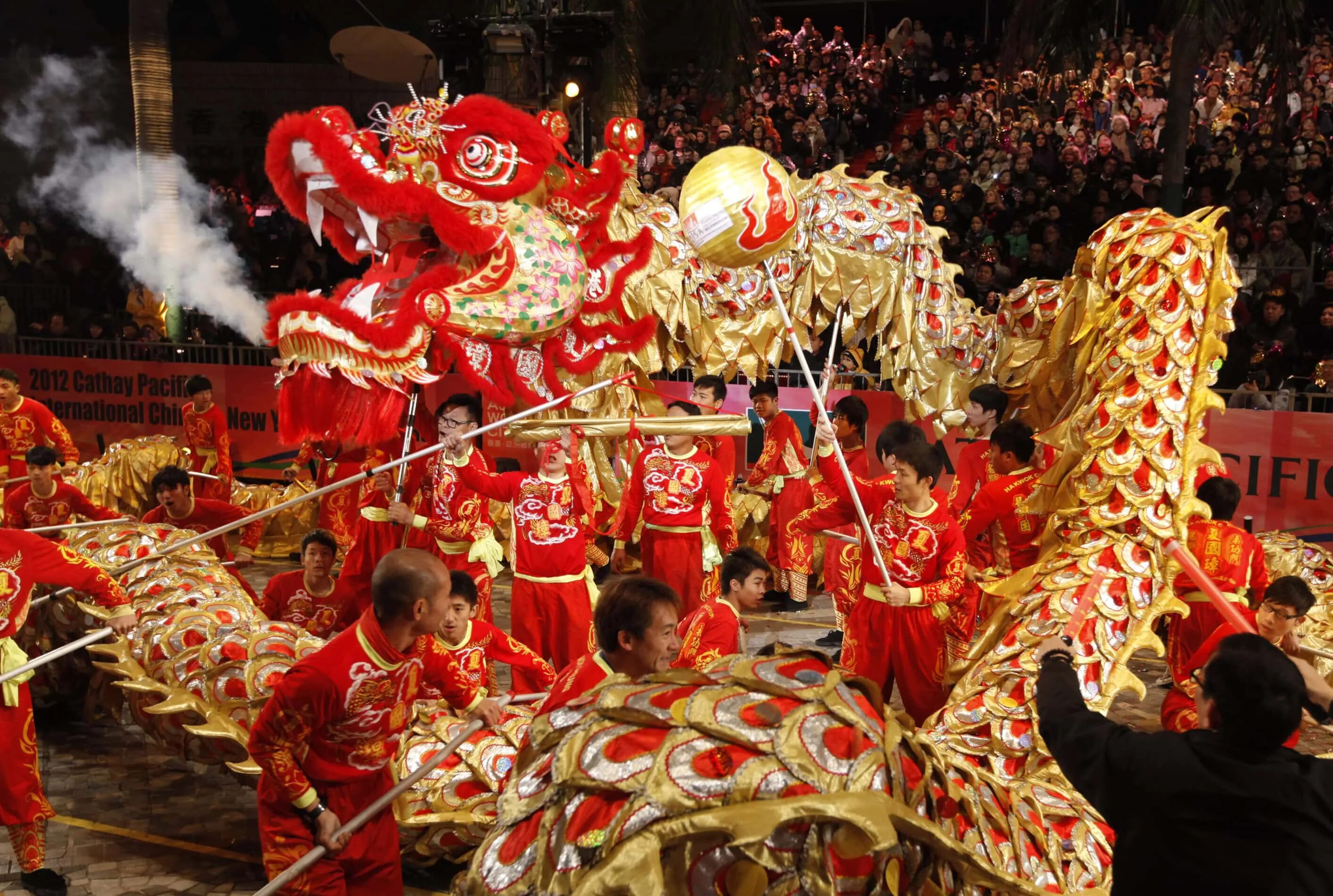 Celebrating chinese new year. Танец дракона в китае. чуньцзе куайлэ. китайский праздник чуньцзе. китайский новый год (chinese new year).