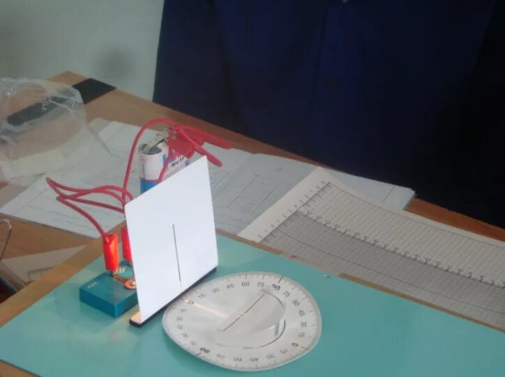 Лабораторная работа показателя преломления стекла 11. Исследование зависимости угла преломления от угла падения света. лабораторная изучение отражения. лабораторная по физике по преломлению света. лаборатория работа по физике 8 класс исследование преломления света.