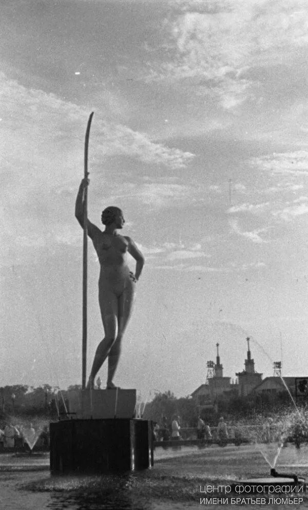 Хроники московского быта девушка с веслом. Девушка с веслом скульптура 1936. девушка с веслом шадр парк горького. статуя девушка с веслом ивана шадра.