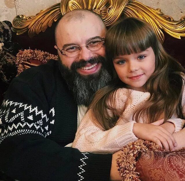 Звезды с детьми поздравили Максима Фадеева и Эмина Агаларова с открытием рестора