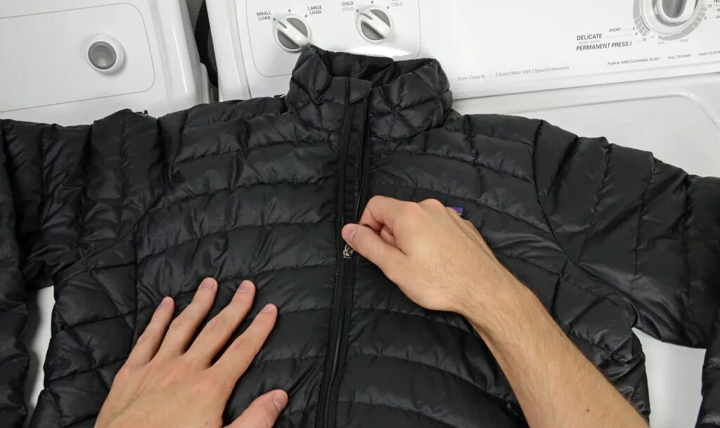 Заломы на полиэстере. Отпаривание куртки. Химчистка пуховика. Пуховик из мятого материала. Отпарить куртку.
