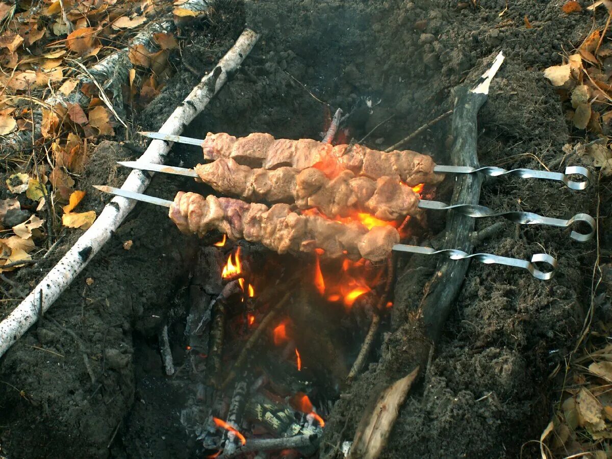 Шашлык без мангала на природе. Шашлыки на природе. Шашлык на костре. Импровизированный мангал на природе.