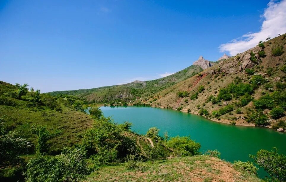 Панагия Зеленогорье. Урочище Панагия в Крыму. Изумрудное озеро в Крыму Зеленогорье. Озеро Панагия в Зеленогорье. Большое озеро в крыму