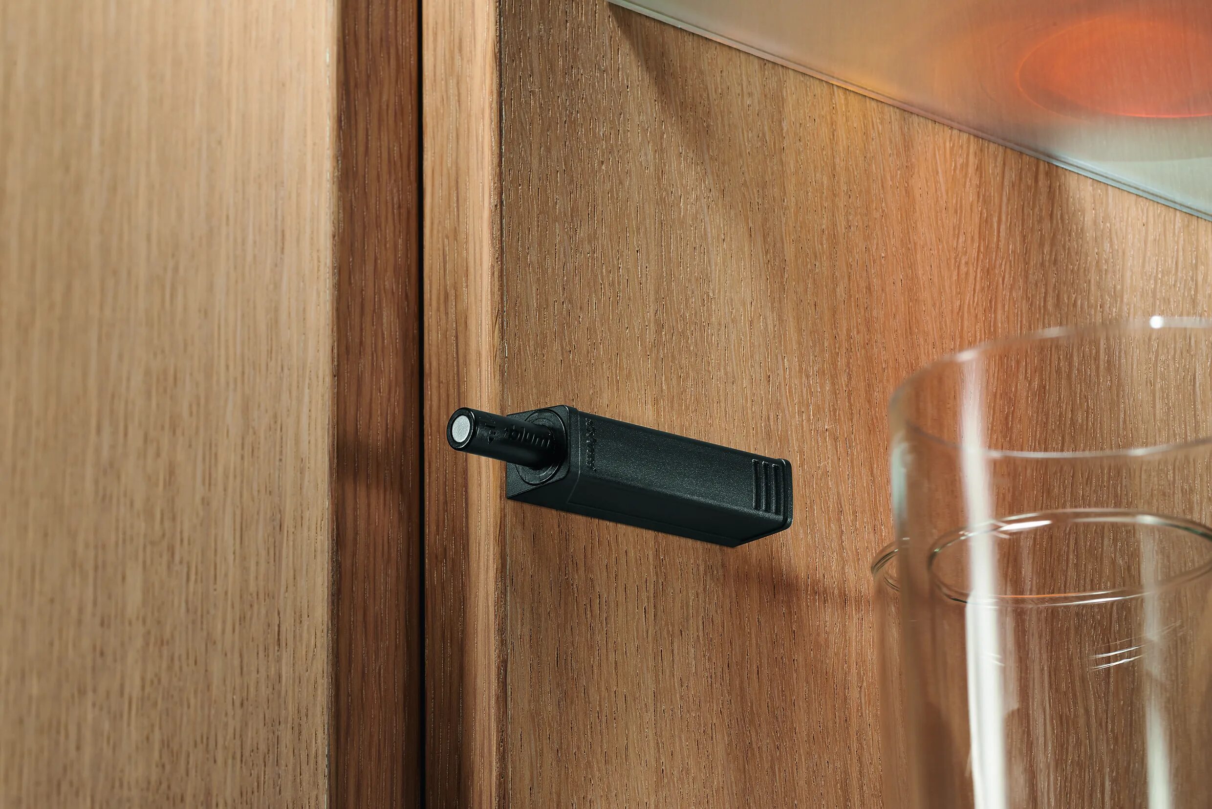 Tip on blum. 956a1006 blum. tip on врезной. blum tip on 956a1004 montage. толкатель tip-on длинный с амортизатором 956a1006.