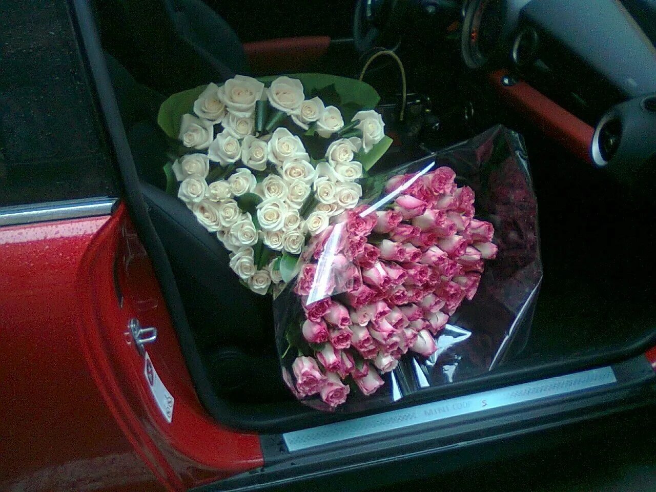 Сюрприз в машине. Букет в салоне автомобиля. Букет цветов в машине. Букет роз в машине. Букет цветов в машине на сиденье.