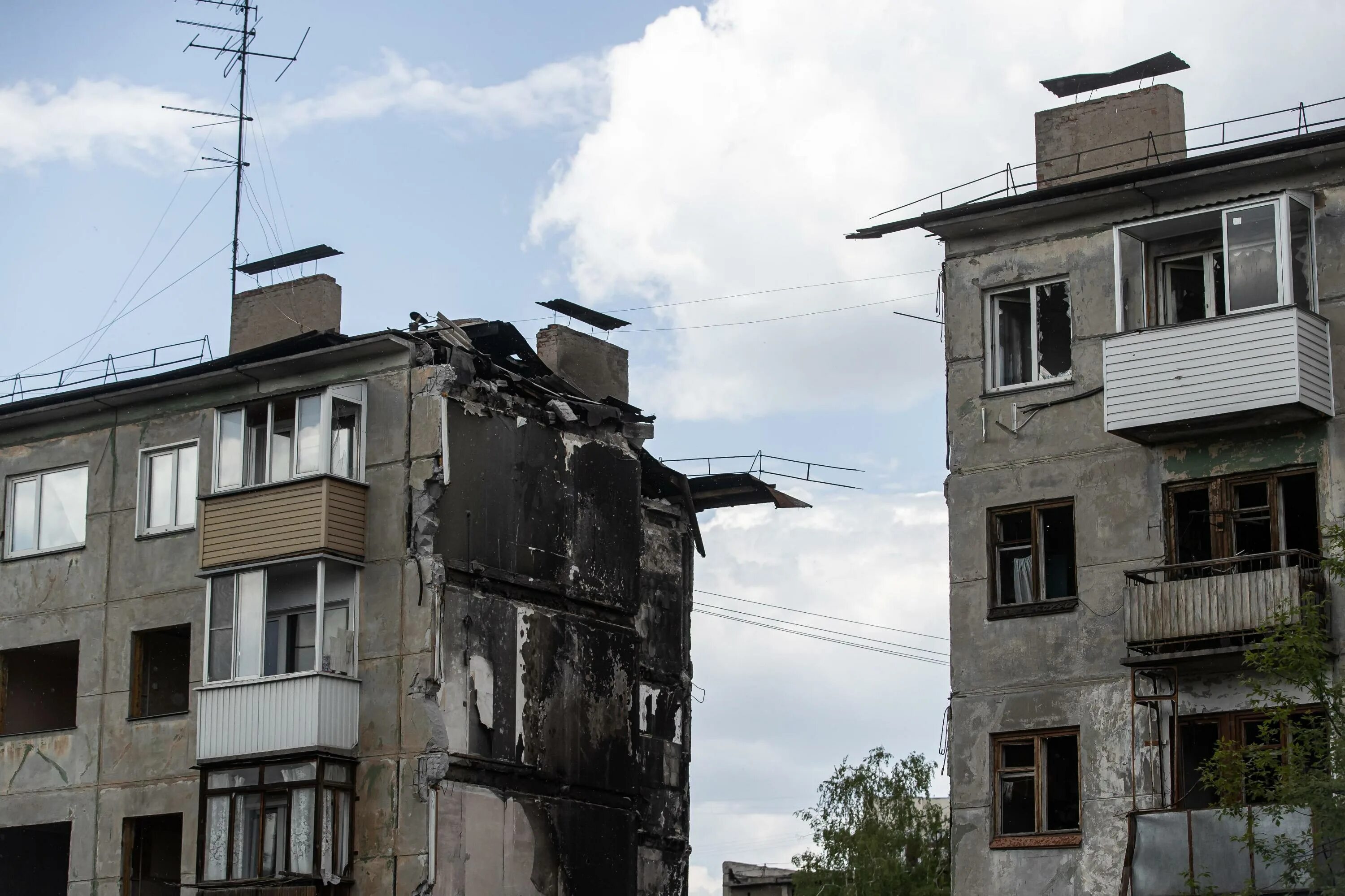Заброшенный бассейн ска новосибирск. Банк в новосибирске снесли. Новосибирск будут сносить. Сносят дом. Пылища.