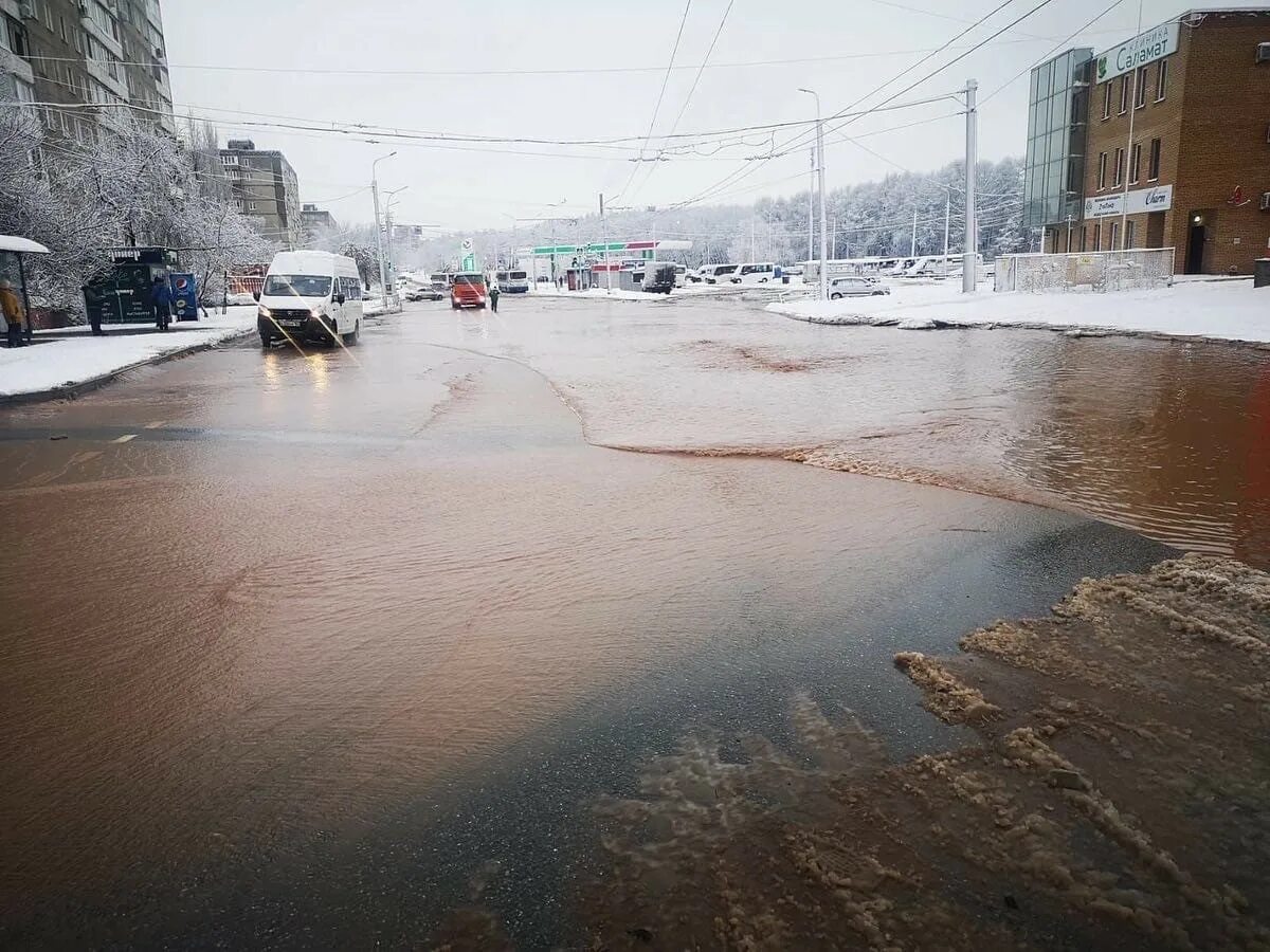 Уфа прорыв. Прорывы труб на дорогах. Потоп уфа 2017. Уфа прорыв. Наводнение в уфе.