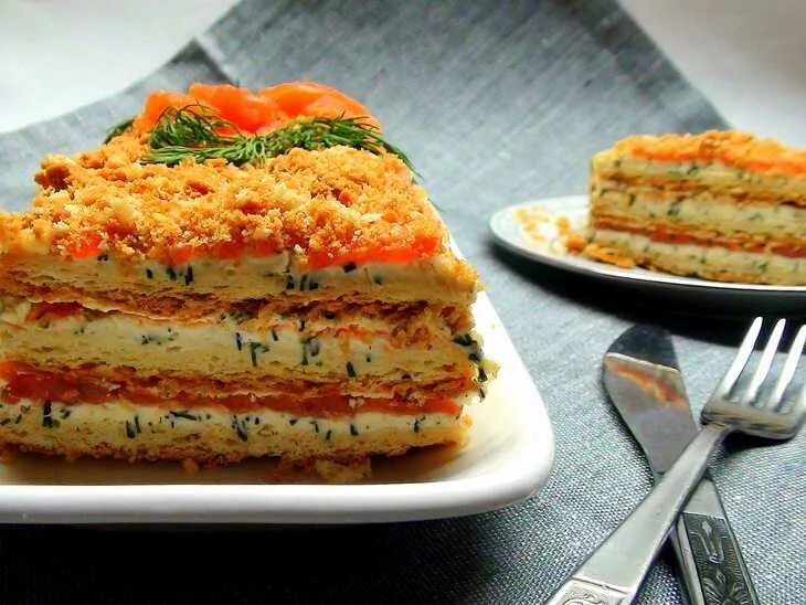 Наполеон с рыбной консервой. Закусочный наполеон с консервой. Шведский селедочный торт. Торт рыбный из коржей. Шведский бутербродный торт.