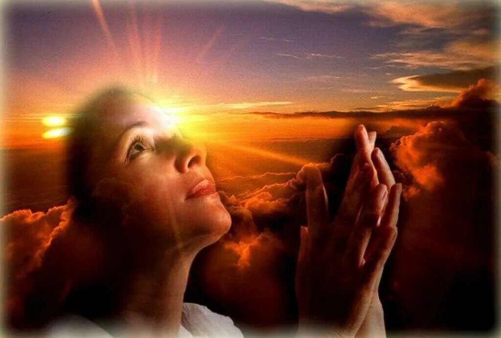 Мама смотрит с небес. Обращение к Богу. Женщина обращается к Богу. Человек молится Богу. Молится в небо.