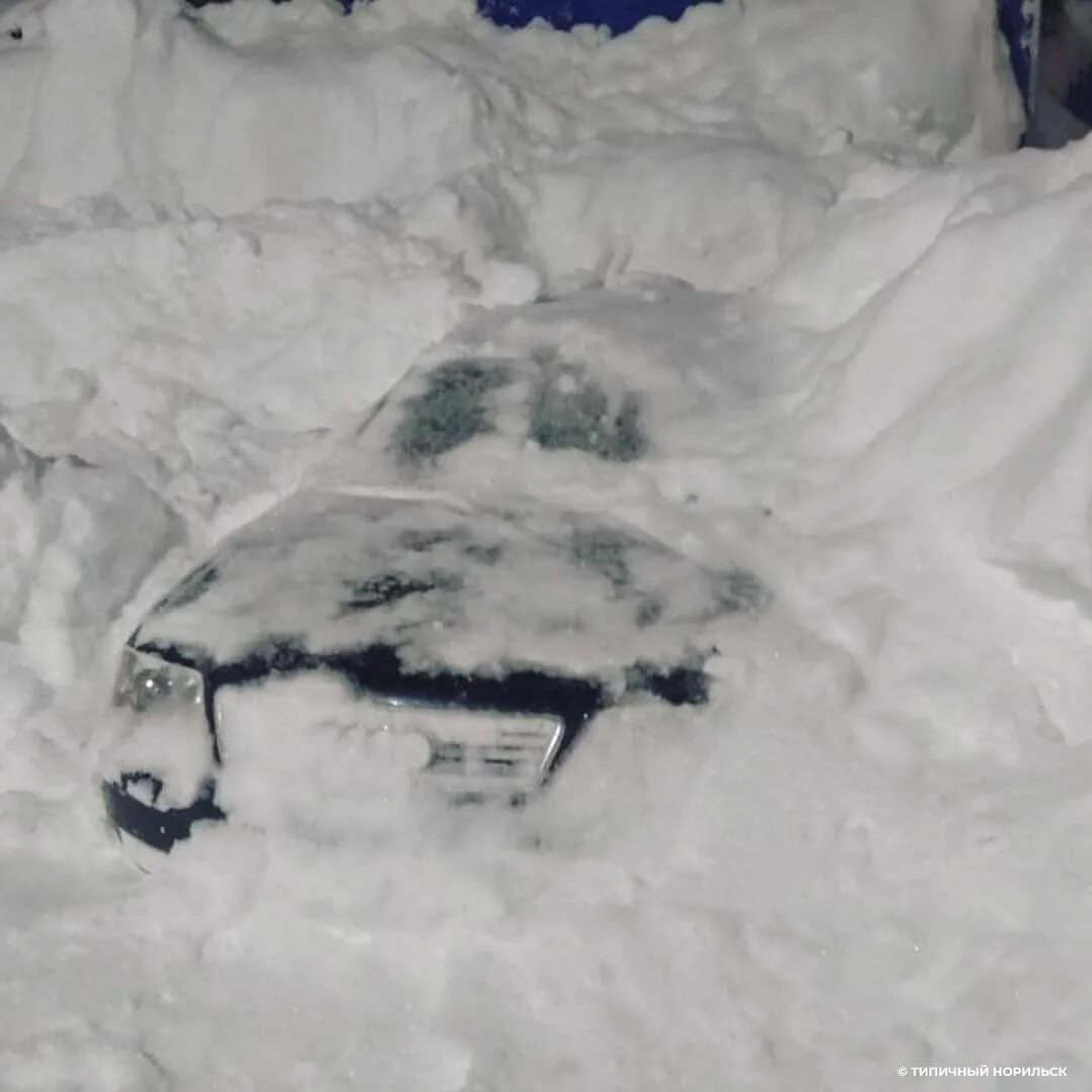 На сугробах видны. Норильск снег. Машину замело снегом. Норильск снегопад. Норильск сугробы.