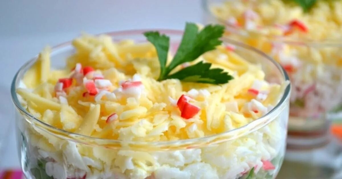 Рецепт салата с сыром нежный. Салат нежный краб. салат с крабовыми палочками слоями. слоеный салат с крабовыми палочками. салат нежный с крабовыми палочками.