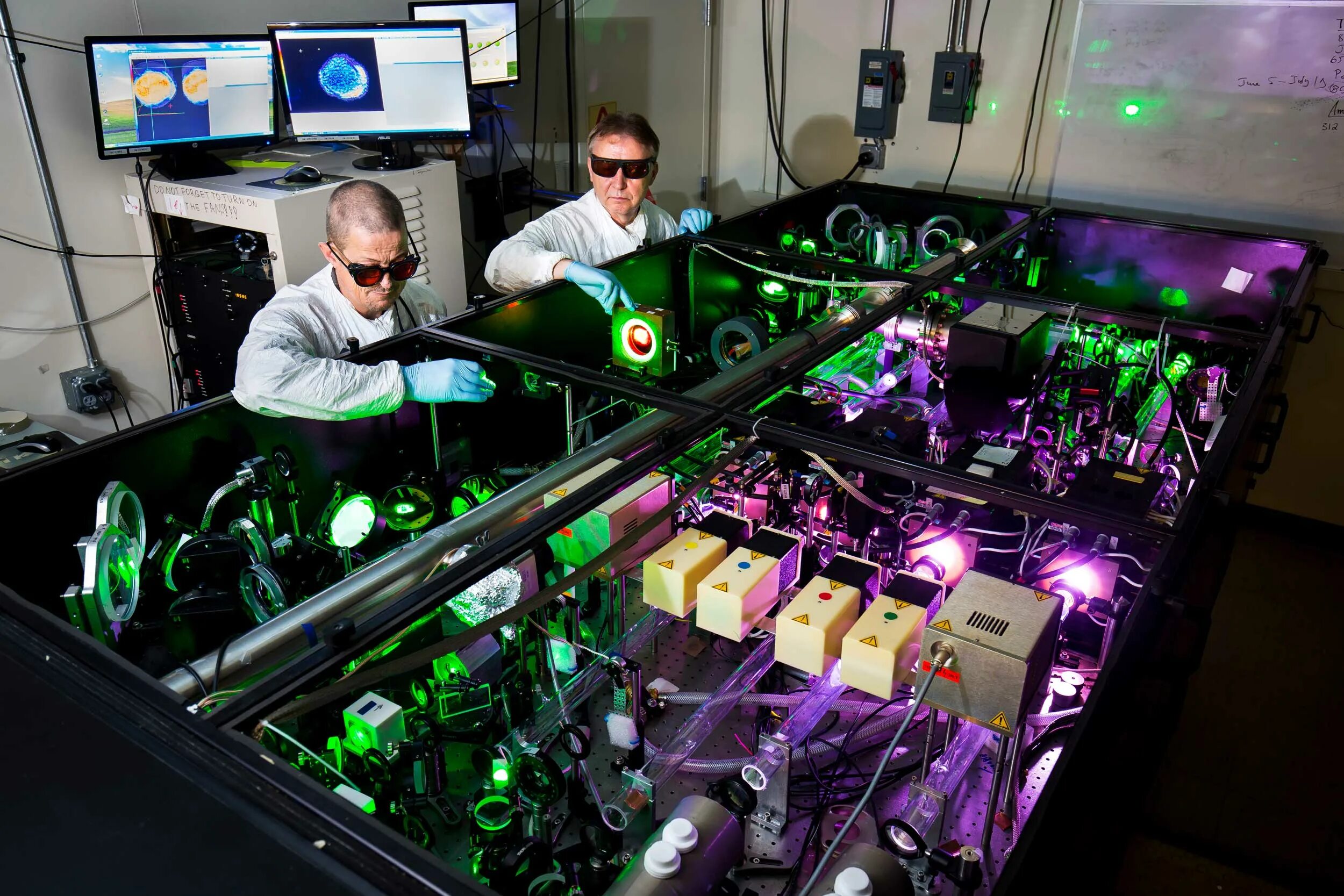 Самый мощный п. Лазерный термояд Саров. Лазер фото. Лазеры в науке. Современные лазеры.