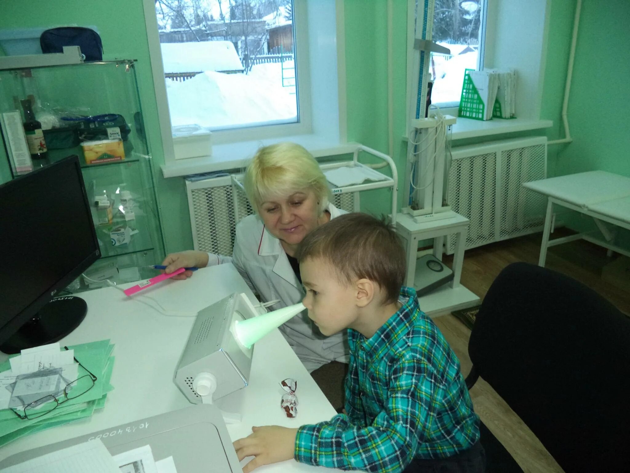 Медсестра детского отделения. Экскурсия в медкабинет в детском саду. Медработник в детском саду. Врач в школе. Медкабинеты в школах.