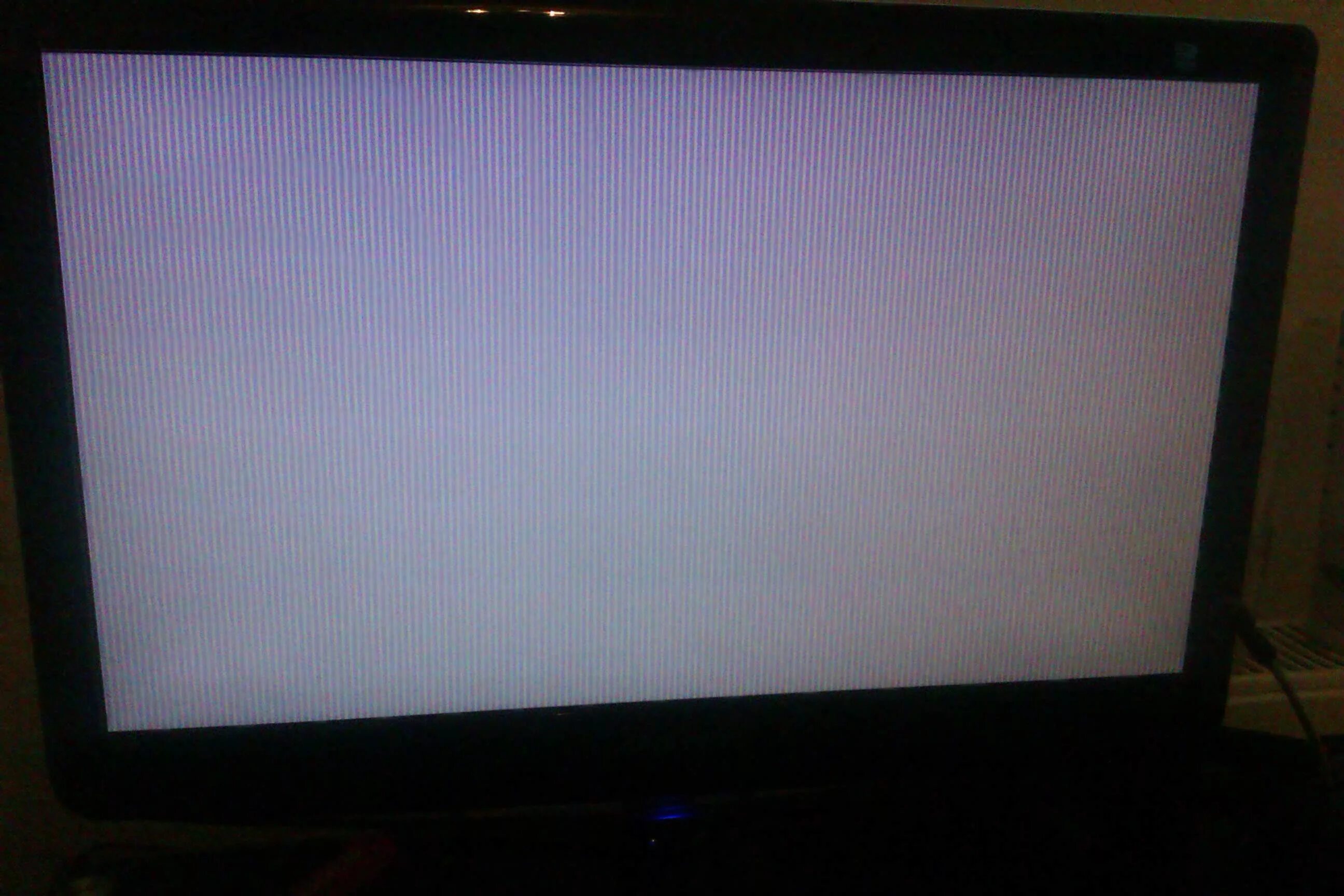 Почему экран стал серым. Tl15h102b белый экран. Белые полоски на мониторе. Серые полоски на мониторе. Белая полоска на экране монитора.