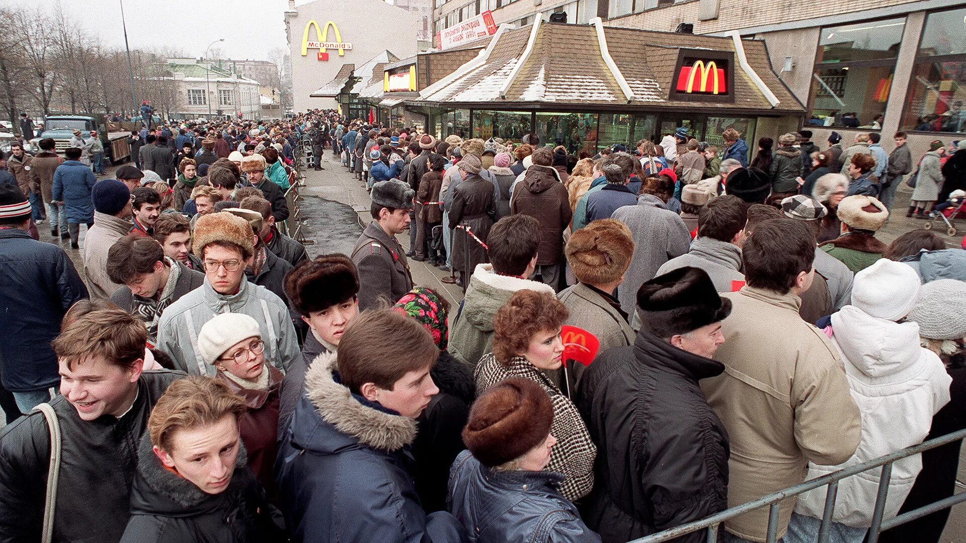 Очередь в макдональдс 1990 Москва. Открытие первого Макдональдса в Москве в 1990 году. Очередь в первый макдональдс в Москве 1990. Макдональдс первый в Москве год 1990. 1994 г организация