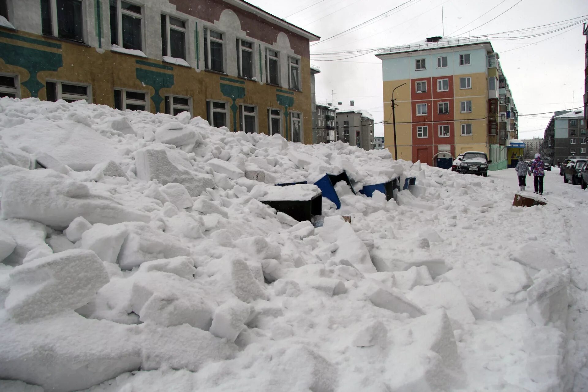 Снег сходит с пригорков веселыми. Воркута снежный город 2006. Воркута сугробы. Снегопад в городе. Воркута зимой.