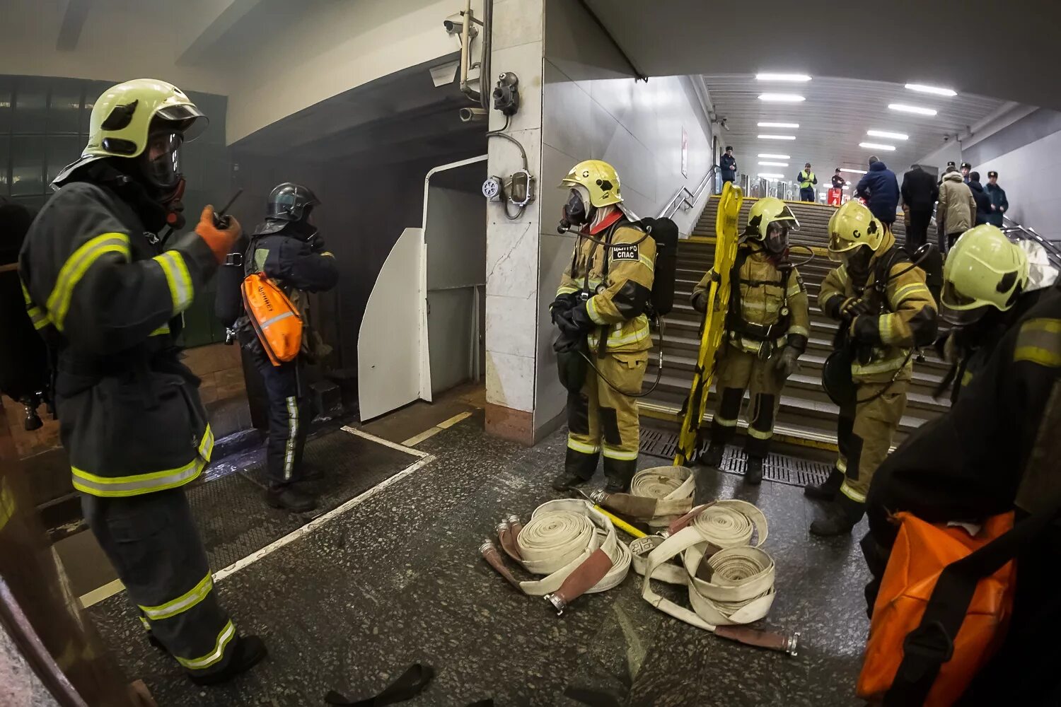 Эвакуацией а также пожарной. Тушение пожаров в метрополитенах. ЧС В метрополитене. Пожарное здание. Пожар в метрополитене.