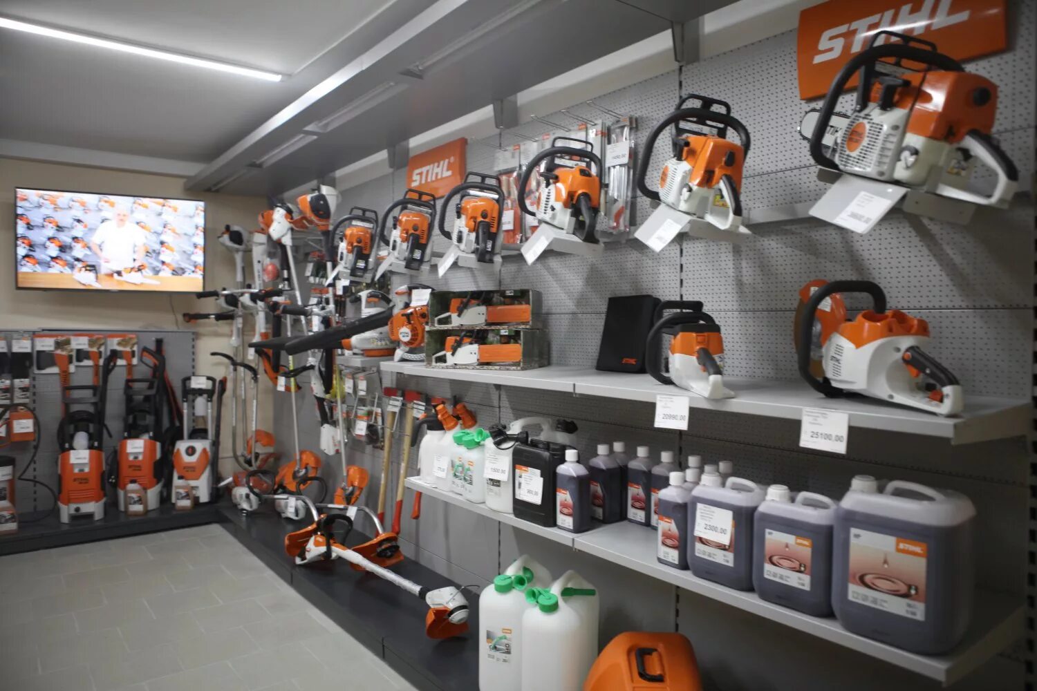 Штиль в хабаровске. Шоп система Stihl. Витрина Stihl. Стенд штиль. Магазин штиль Вязьма.