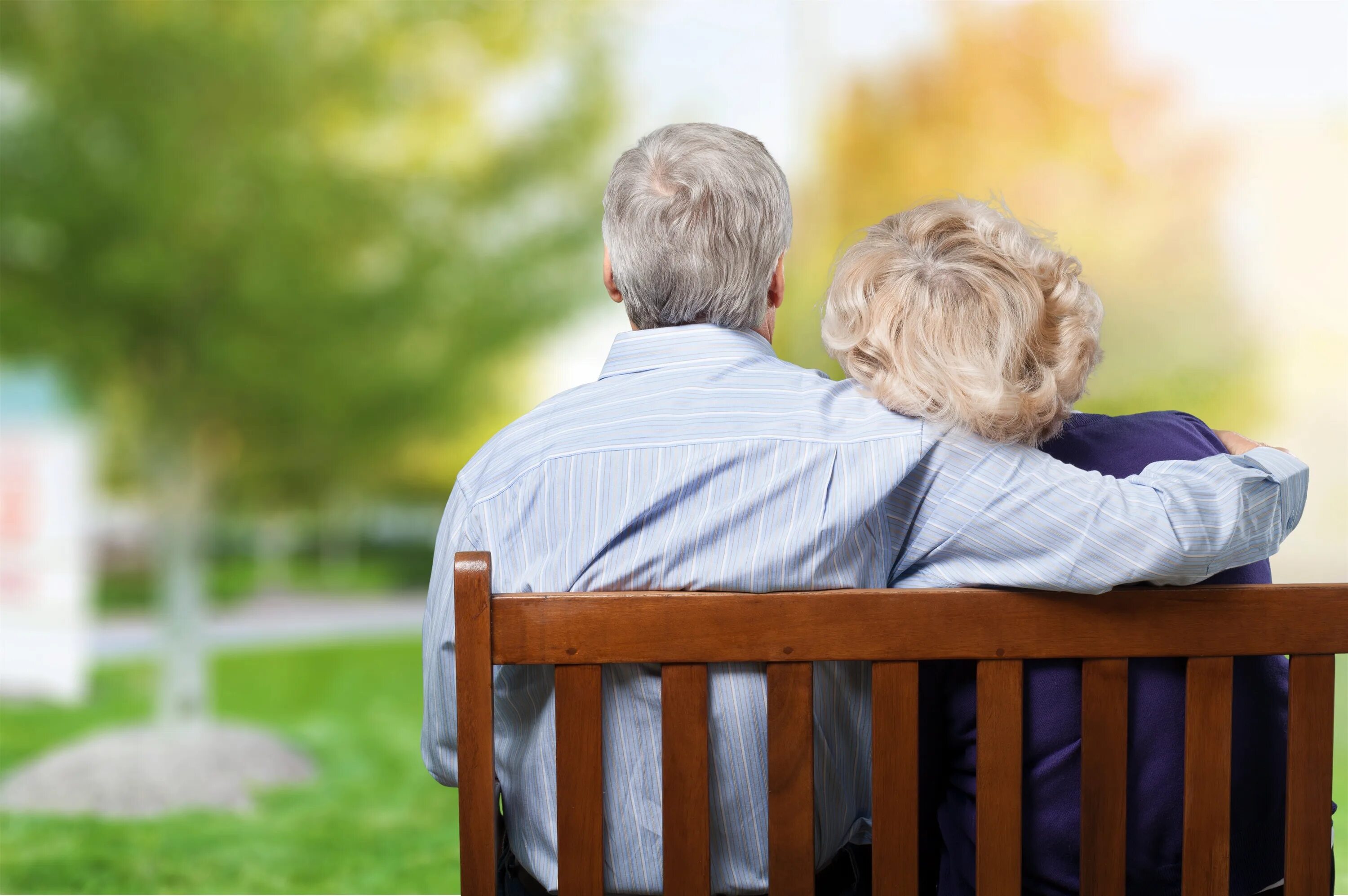 Пара на скамейке. Страхование жизни пенсионеров. Рисунки на лавочке пожилая пара. Grandparents come дом.
