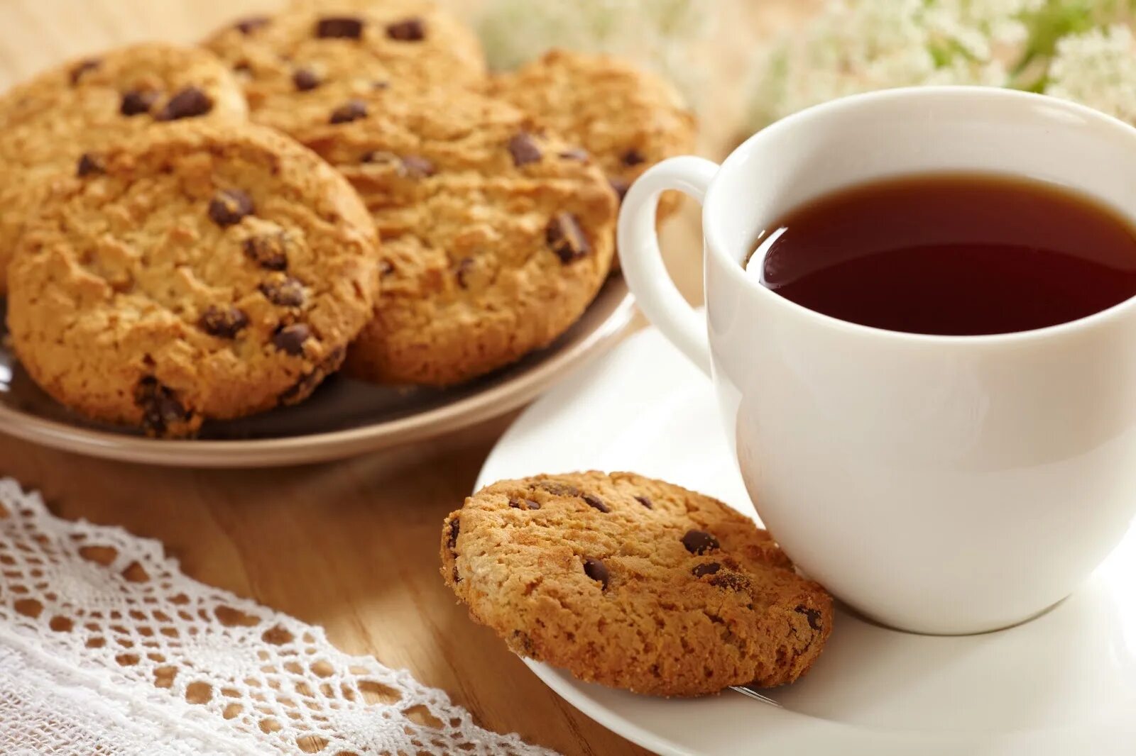 Чай пью с печеньями. Чай с печеньками. Печенье с чаем. Чаепитие с печеньем. Печенье к кофе.