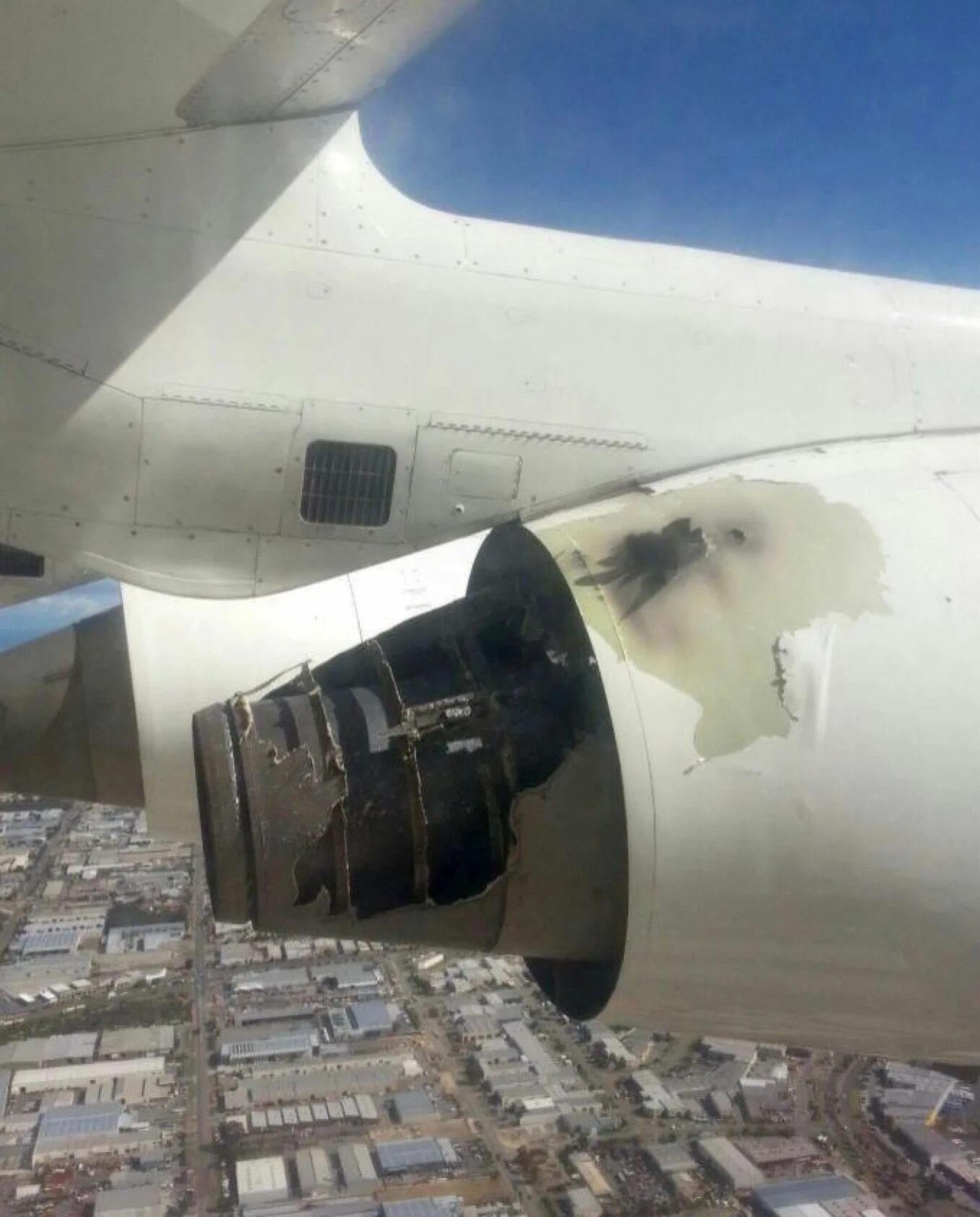 Запуск двигателя самолета. Помпаж насоса центробежного. Помпаж двигателя самолета. Помпаж компрессора. Истребитель пятого поколения миг-1.