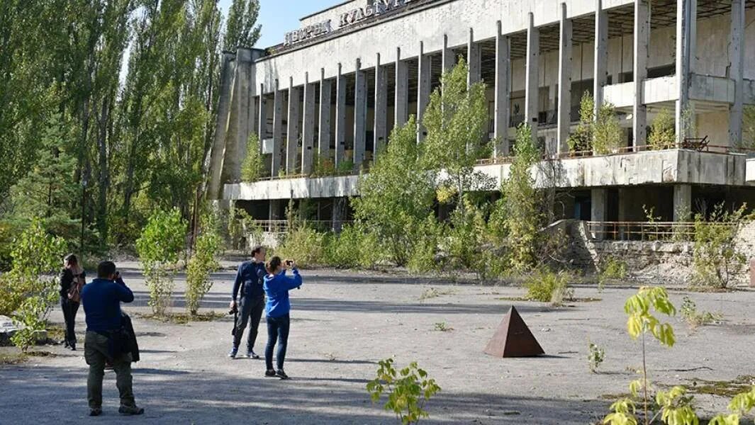 Зона отчуждения Чернобыльской АЭС. Припять зона отчуждения 2021. Чернобыль зона отчуждения поездка в Припять. Туризм в зоне отчуждения Чернобыльской АЭС.