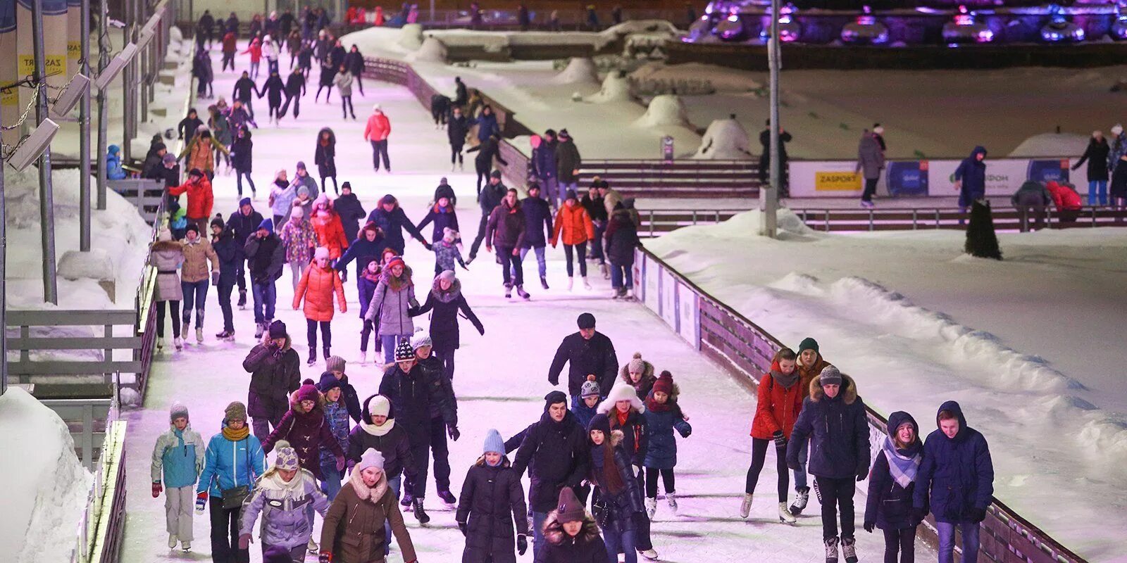 Сегодня есть каток. Каток в парке Останкино. Каток с искусственным льдом. ВДНХ В Москве зимой. Каток ВДНХ люди.