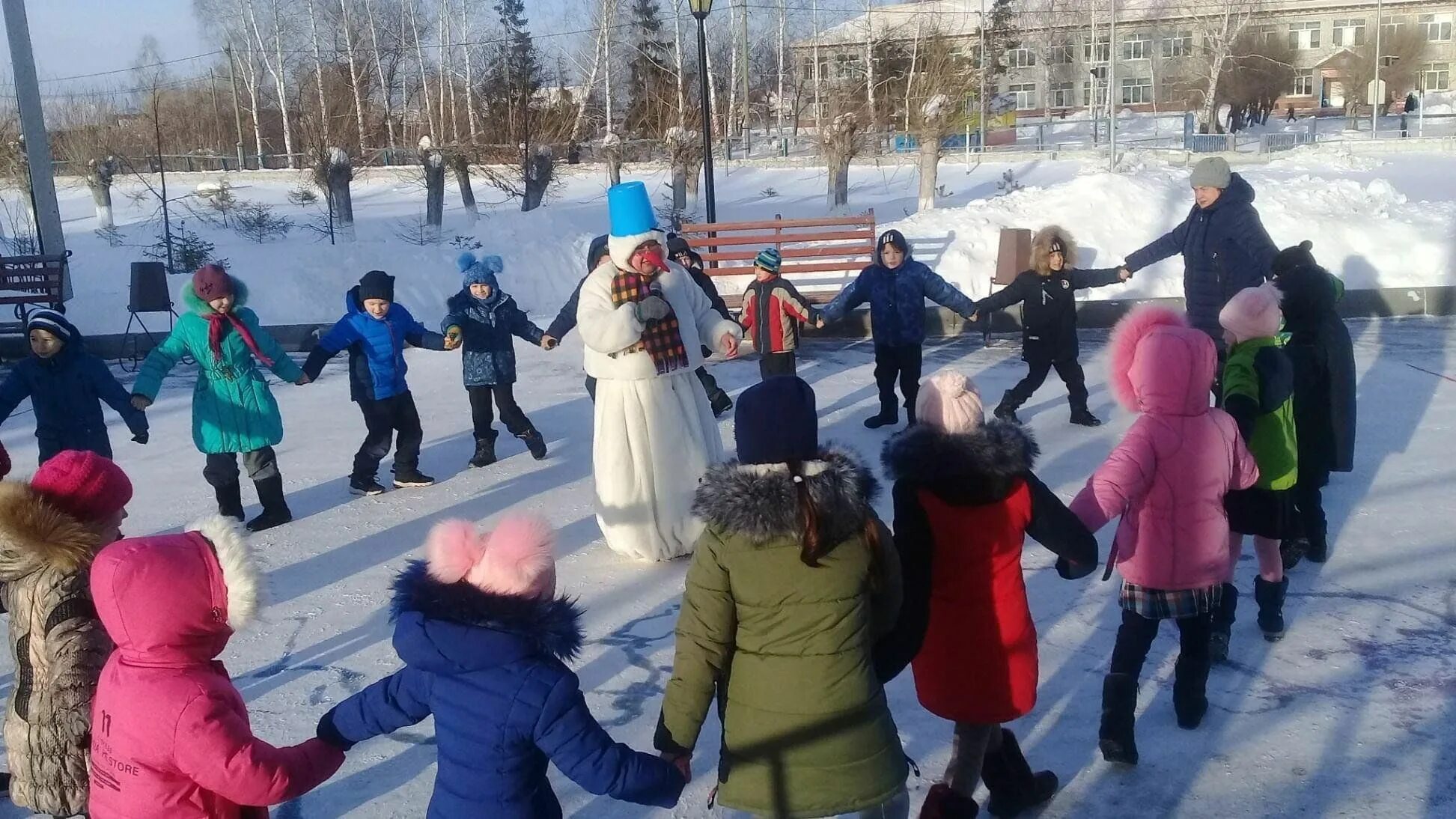 Игровая зимой сценарий. Зимние развлечения на улице. Новогодние забавы на улице. Игровая программа на улице зимой. Игровая программа зимние приключения.