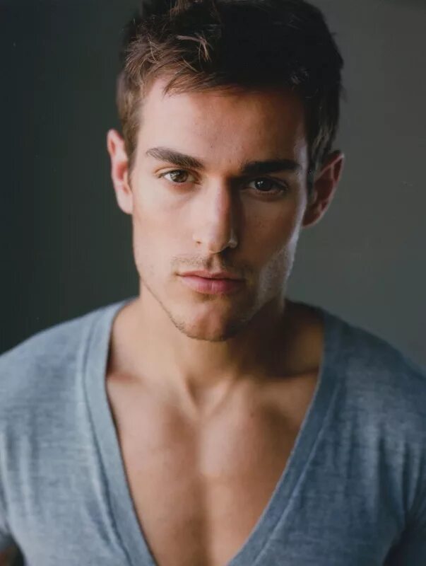 Максим шаромов. Кареглазые парни. Тейлор лотнер. Парень брюнет с карими глазами. Ricardo garcia.