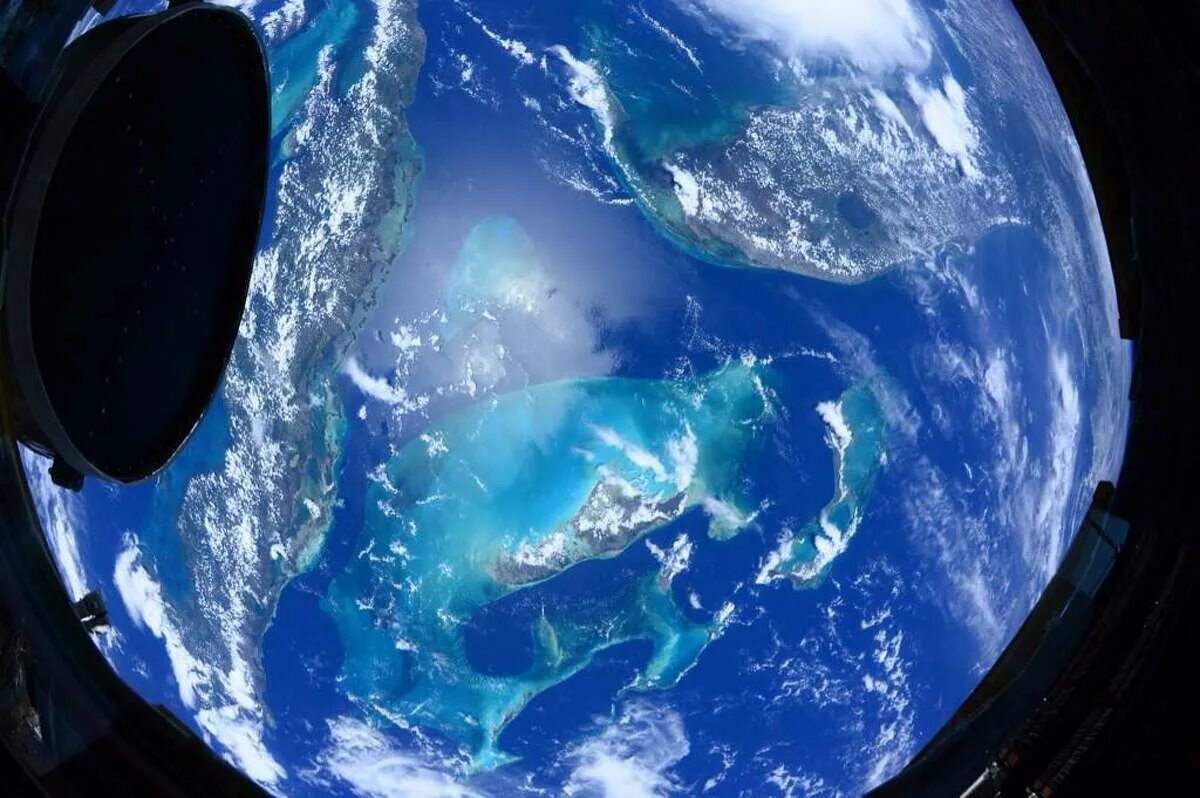 Земля в иллюминаторе картинки. Вид земли из космоса. Вид из иллюминатора на землю. Земля из космоса в иллюминаторе. Вид из иллюминатора в космосе.