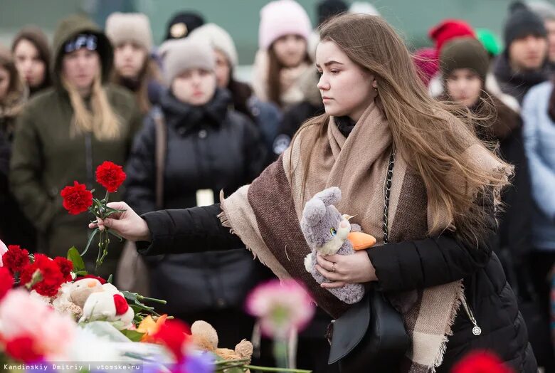 Трагедия в зимней вишне кемерово дата. Зимняя вишня Кемерово. Кемерово мемориал зимняя вишня. Зимняя вишня памятник. Памятник погибшим в зимней вишне.