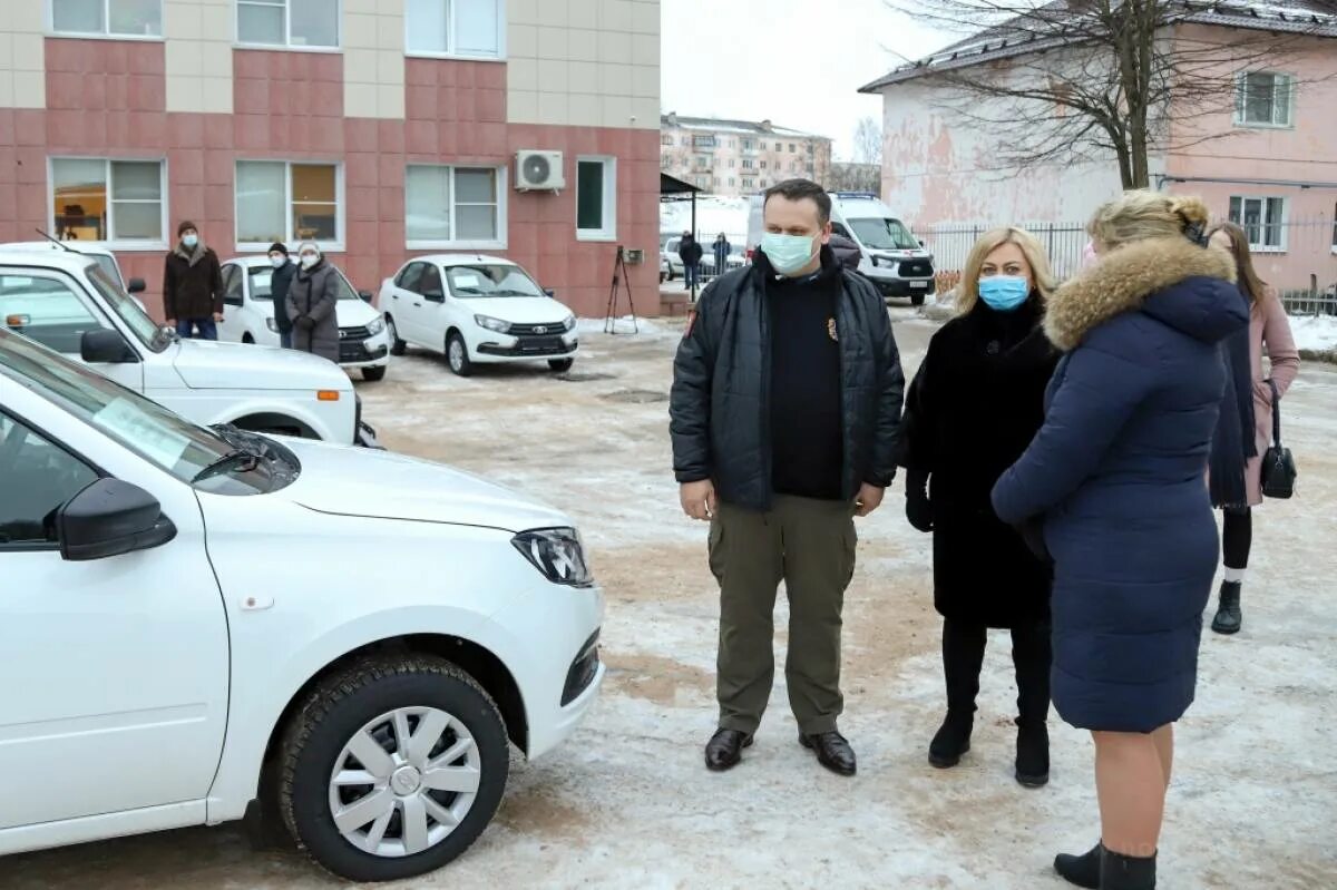 Црб новгородская область. Новые машины для больниц Оренбург. Шимская ЦРБ Новгородская область отдел кадров. Маловишерской ЦРБ Новгородская область фото. Врачи Новгородской области фото.