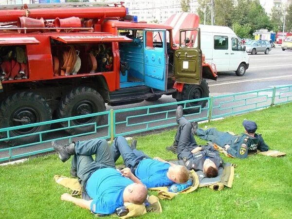 Пожарные на пожаре. Приколы про пожарных. Приколы про пожарных. Прикольные фото пожарных. Крутой пожарный.