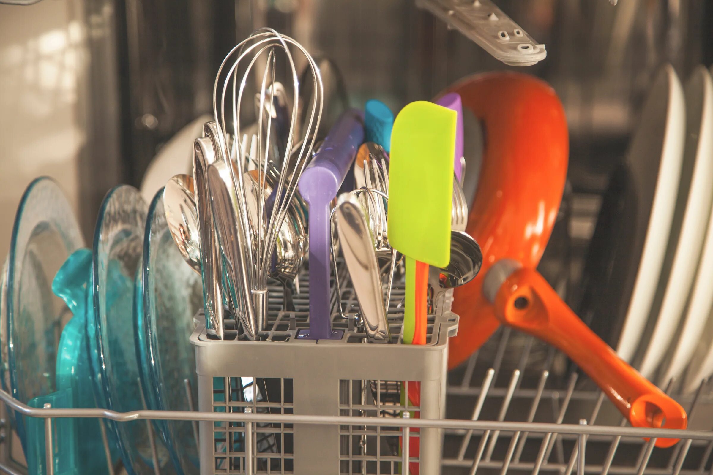 Посуда в посудомоечной машине. Мытье посуды. Посуда моющая машинка. Мытье посуды в посудомоечной машине.