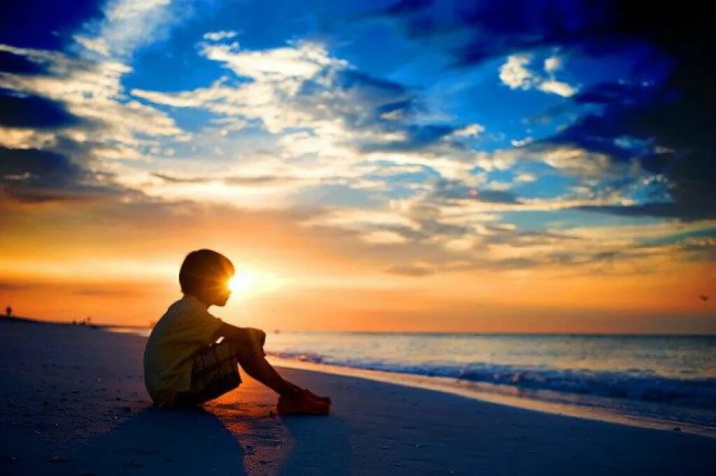 Мальчик на закате. Размышления о жизни. Закат на море для детей. Мальчик на море закат.