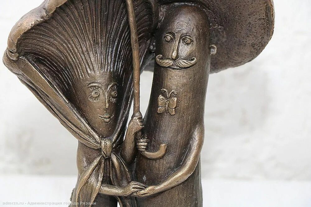 Скульптура грибы с глазами в Рязани. Гриб Коробейник Рязань. Гриб мужичок Боровичок Рязань. Памятник в Рязани грибы с глазами Рязань. В рязани есть грибы