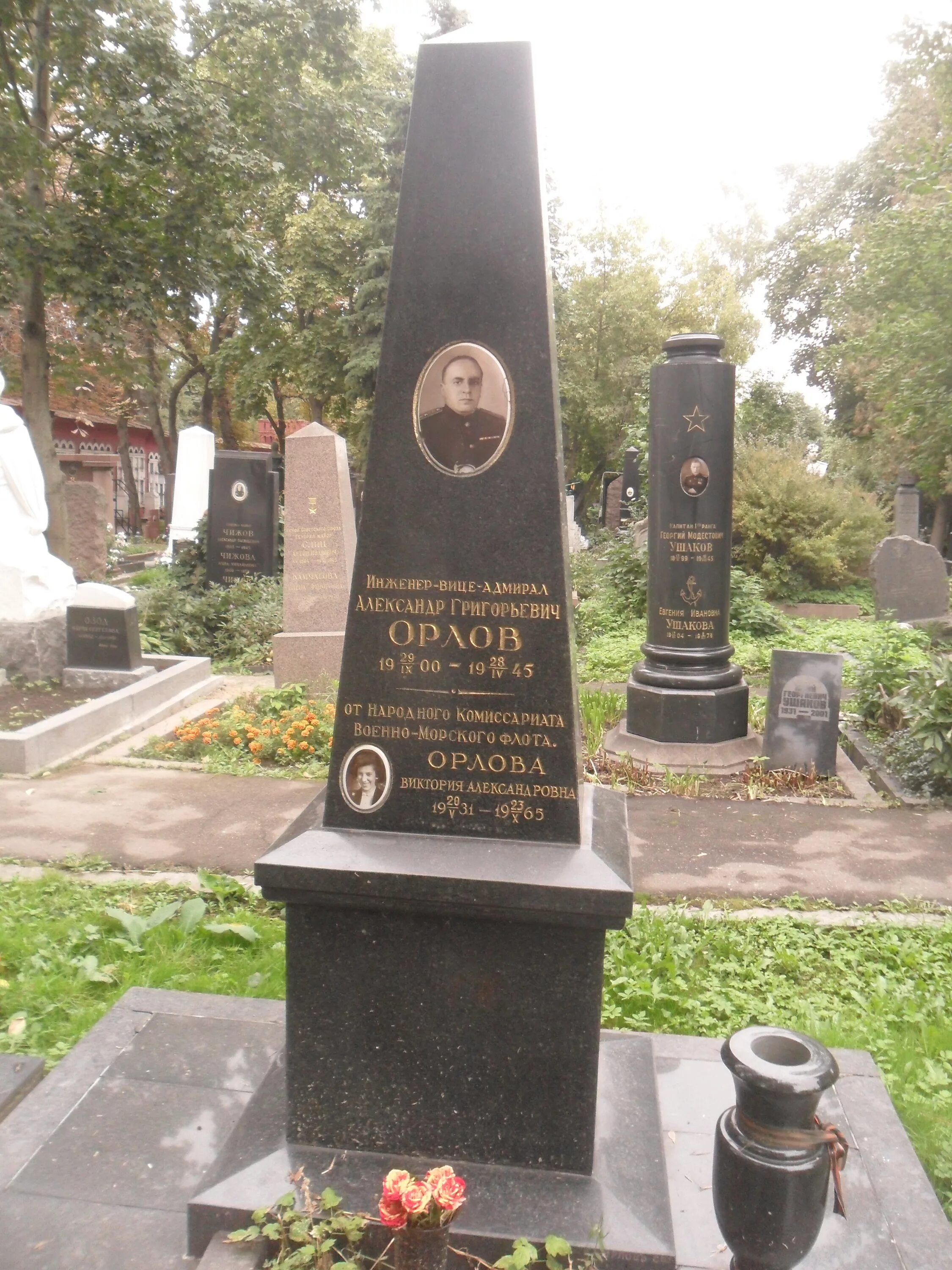 Орлова похоронена. Могила Орлова Григория Григорьевича. Могила вице-Адмирала Холостякова.