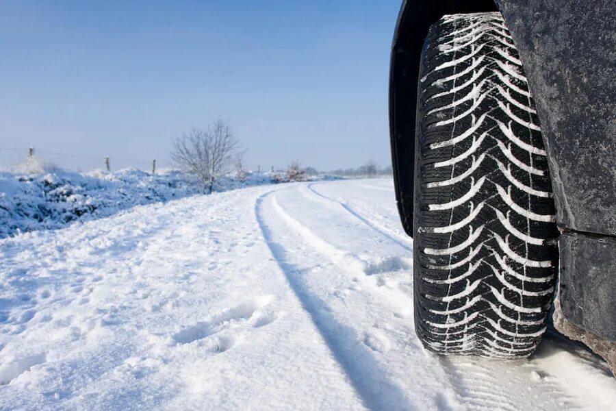 Зимняя резина по. Лысая зимняя резина. Ultragrip ice arctic. Goodyear ultragrip 600. Шипованная резина креатив.